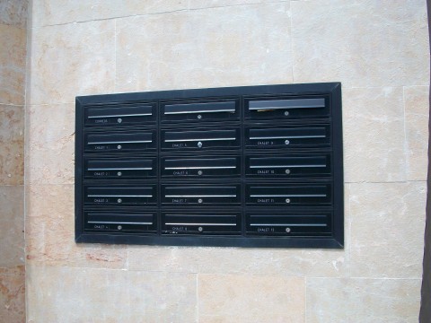 Buzones de aluminio para el exterior formato horizontal color negro empotrados en la pared y con tapajuntas perimetral