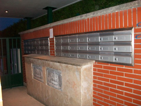 Buzones de exterior formato horizontal de aluminio natural empotrados en la pared y con tapajuntas perimetral de aluminio