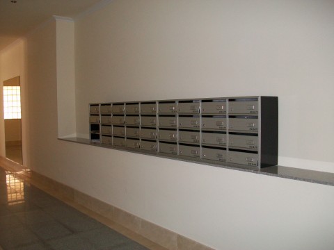 Buzones mixtos con cuerpo fabricado en melamina lacada en color negro y puerta de aluminio color plata fabricados en un solo mueble colgados de la pared